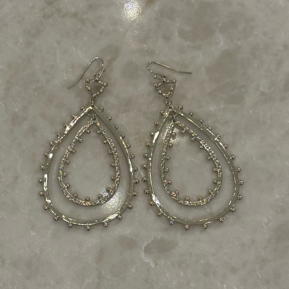Kendra Scott- Elegant & Fun Silver Drop Earrings (Like New)
